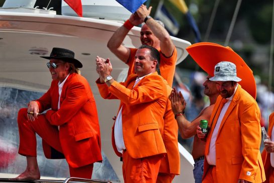Circuit atmosphere - happy Max Verstappen (NLD) Red Bull Racing fans.
23.05.2021. Formula 1 World Championship, Rd 5, Monaco Grand Prix, Monte Carlo, Monaco, Race Day.
- www.xpbimages.com, EMail: requests@xpbimages.com © Copyright: Moy / XPB Images