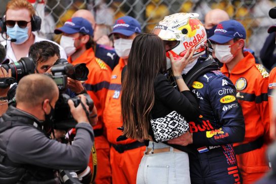 Race winner Max Verstappen (NLD) Red Bull Racing celebrates in parc ferme with his girlfriend Kelly Piquet (BRA).
23.05.2021. Formula 1 World Championship, Rd 5, Monaco Grand Prix, Monte Carlo, Monaco, Race Day.
- www.xpbimages.com, EMail: requests@xpbimages.com © Copyright: Bearne / XPB Images