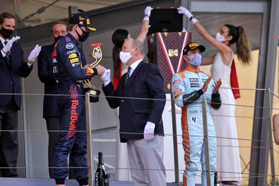 Race winner Max Verstappen (NLD) Red Bull Racing on the podium with HSH Prince Albert of Monaco (MON).
23.05.2021. Formula 1 World Championship, Rd 5, Monaco Grand Prix, Monte Carlo, Monaco, Race Day.
- www.xpbimages.com, EMail: requests@xpbimages.com © Copyright: Bearne / XPB Images