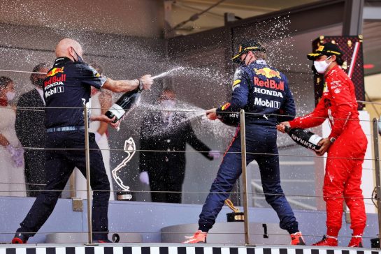 (L to R): Adrian Newey (GBR) Red Bull Racing Chief Technical Officer celebrates on the podium with race winner Max Verstappen (NLD) Red Bull Racing.
23.05.2021. Formula 1 World Championship, Rd 5, Monaco Grand Prix, Monte Carlo, Monaco, Race Day.
- www.xpbimages.com, EMail: requests@xpbimages.com © Copyright: Bearne / XPB Images