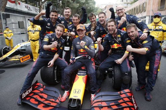 Race winner Max Verstappen (NLD) Red Bull Racing RB16B celebrates with the team in parc ferme.
23.05.2021. Formula 1 World Championship, Rd 5, Monaco Grand Prix, Monte Carlo, Monaco, Race Day.
- www.xpbimages.com, EMail: requests@xpbimages.com © Copyright: FIA Pool Image for Editorial Use Only