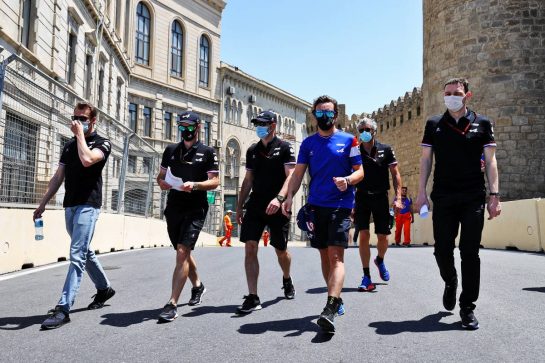 Fernando Alonso (ESP) Alpine F1 Team walks the circuit with the team.
03.06.2021. Formula 1 World Championship, Rd 6, Azerbaijan Grand Prix, Baku Street Circuit, Azerbaijan, Preparation Day.
- www.xpbimages.com, EMail: requests@xpbimages.com © Copyright: Moy / XPB Images
