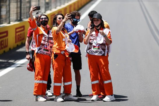 Fernando Alonso (ESP) Alpine F1 Team with marshals on the circuit.
03.06.2021. Formula 1 World Championship, Rd 6, Azerbaijan Grand Prix, Baku Street Circuit, Azerbaijan, Preparation Day.
- www.xpbimages.com, EMail: requests@xpbimages.com © Copyright: Charniaux / XPB Images