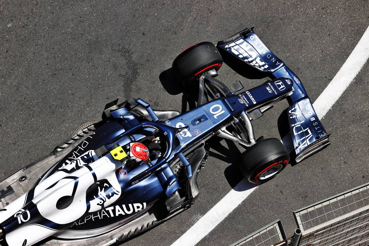 Yuki Tsunoda (JPN) AlphaTauri AT02 in the escape road in the first practice session. 04.06.2021. Formula 1 World Championship, Rd 6, Azerbaijan Grand Prix, Baku