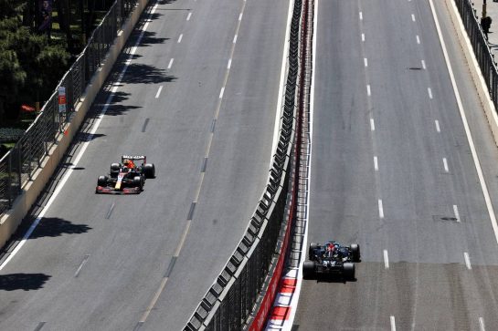 Max Verstappen (NLD) Red Bull Racing RB16B and Lewis Hamilton (GBR) Mercedes AMG F1 W12.
05.06.2021. Formula 1 World Championship, Rd 6, Azerbaijan Grand Prix, Baku Street Circuit, Azerbaijan, Qualifying Day.
- www.xpbimages.com, EMail: requests@xpbimages.com © Copyright: Moy / XPB Images