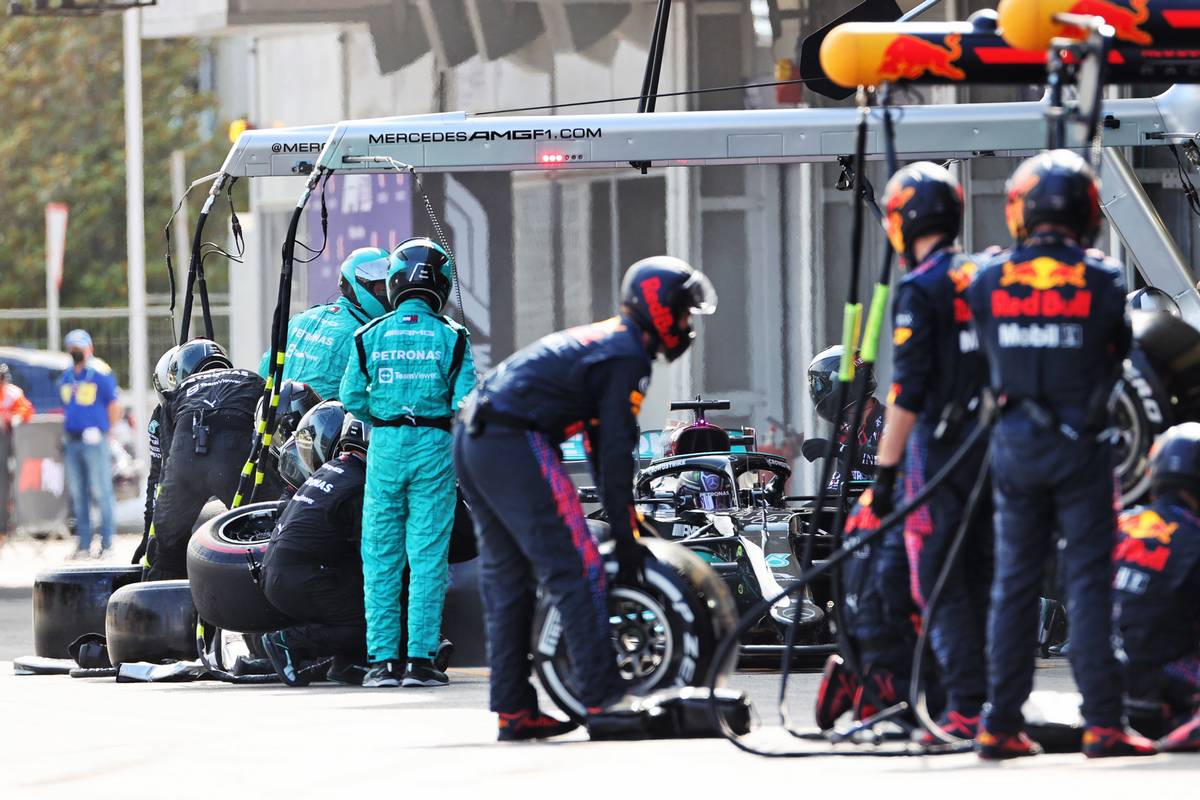 Lewis Hamilton (GBR) Mercedes AMG F1 W12 hace una parada en boxes.  06.06.2021.  Campeonato del Mundo de Fórmula 1, Rd 6, Gran Premio de Azerbaiyán, Bakú