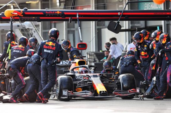 Max Verstappen (NLD) Red Bull Racing RB16B makes a pit stop.
06.06.2021. Formula 1 World Championship, Rd 6, Azerbaijan Grand Prix, Baku Street Circuit, Azerbaijan, Race Day.
- www.xpbimages.com, EMail: requests@xpbimages.com © Copyright: Charniaux / XPB Images