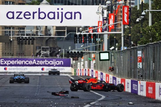 Max Verstappen (NLD) Red Bull Racing RB16B crashed out of the lead of the race.
06.06.2021. Formula 1 World Championship, Rd 6, Azerbaijan Grand Prix, Baku Street Circuit, Azerbaijan, Race Day.
- www.xpbimages.com, EMail: requests@xpbimages.com © Copyright: Moy / XPB Images