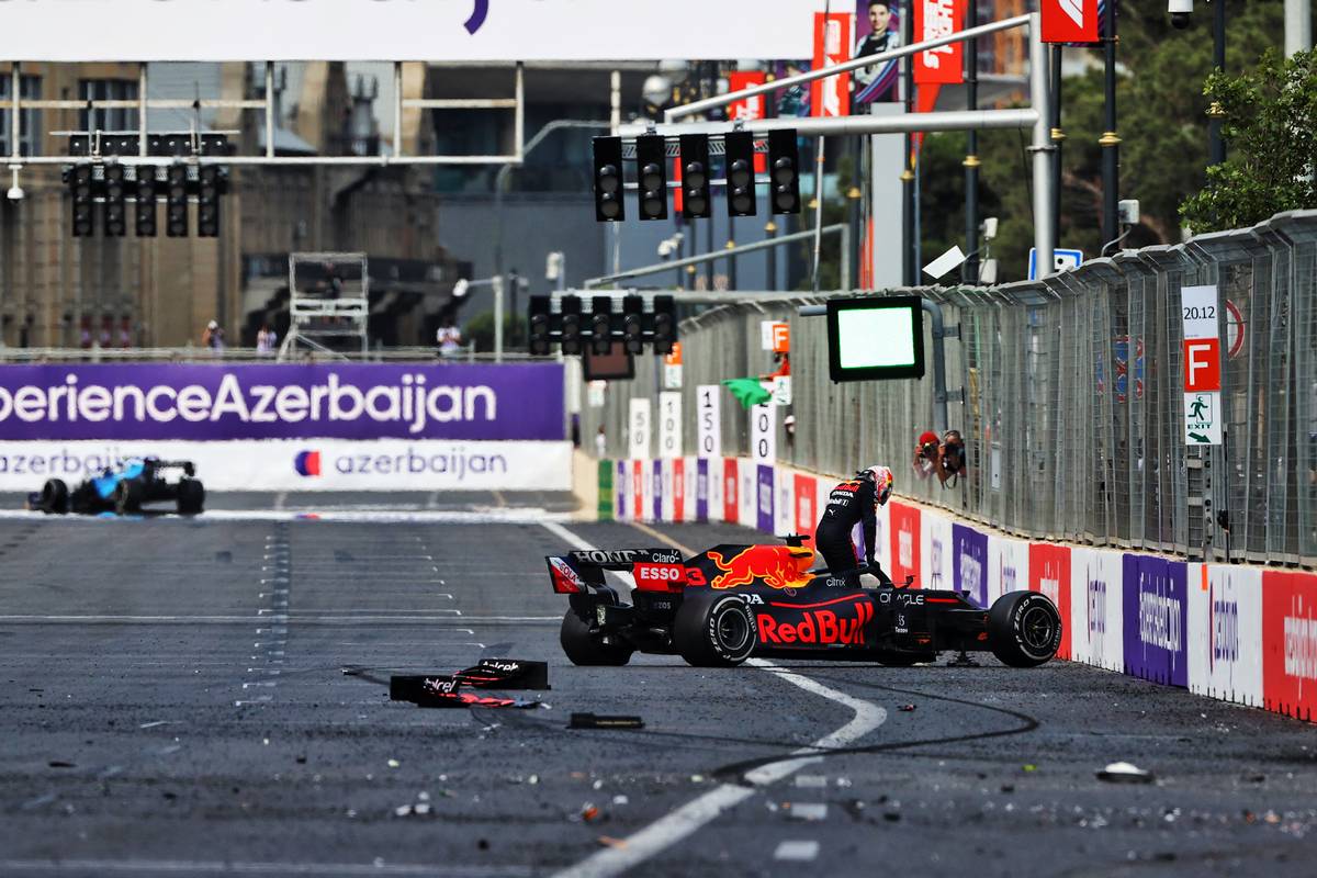 Max Verstappen (NLD) Red Bull Racing RB16B se salió del liderato de la carrera.  06.06.2021.  Campeonato del Mundo de Fórmula 1, Rd 6, Gran Premio de Azerbaiyán, Bakú