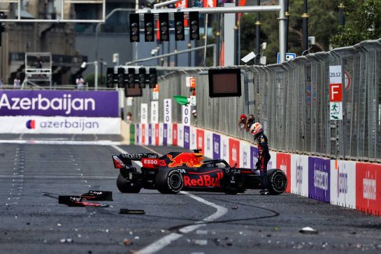 Max Verstappen (NLD) Red Bull Racing RB16B crashed out of the lead of the race.
06.06.2021. Formula 1 World Championship, Rd 6, Azerbaijan Grand Prix, Baku Street Circuit, Azerbaijan, Race Day.
- www.xpbimages.com, EMail: requests@xpbimages.com © Copyright: Moy / XPB Images