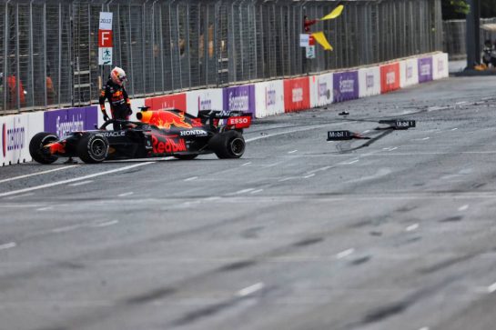 Max Verstappen (NLD) Red Bull Racing RB16B crashed out of the race.
06.06.2021. Formula 1 World Championship, Rd 6, Azerbaijan Grand Prix, Baku Street Circuit, Azerbaijan, Race Day.
- www.xpbimages.com, EMail: requests@xpbimages.com © Copyright: Charniaux / XPB Images
