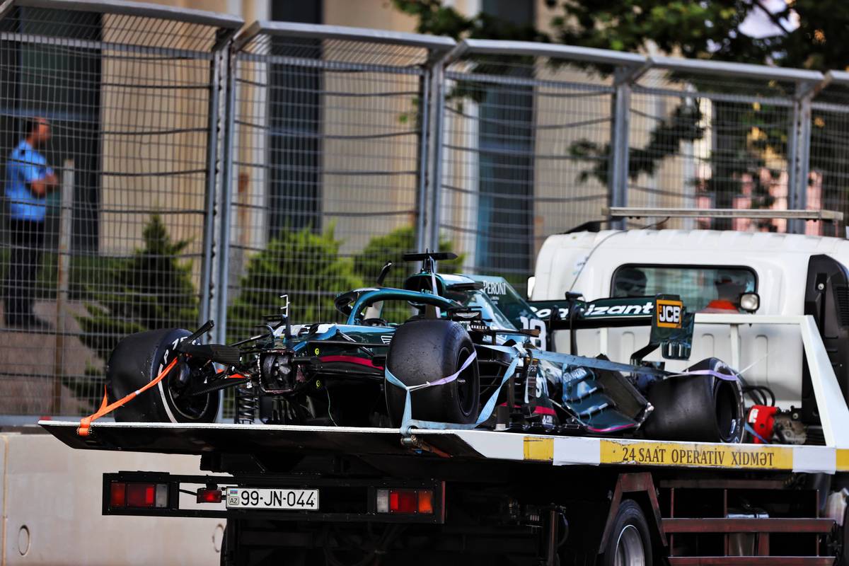 El Aston Martin F1 Team AMR21 de Lance Stroll (CDN) Aston Martin F1 Team se recupera en boxes en la parte trasera de un camión después de que se estrelló fuera de la carrera.  06.06.2021.  Campeonato del Mundo de Fórmula 1, Rd 6, Gran Premio de Azerbaiyán, Bakú