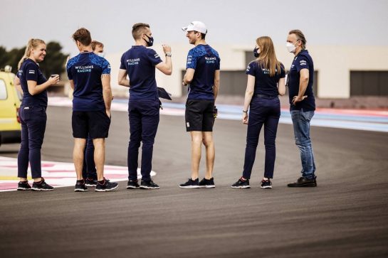 Nicholas Latifi (CDN) Williams Racing walks the circuit with the team.
17.06.2021. Formula 1 World Championship, Rd 7, French Grand Prix, Paul Ricard, France, Preparation Day.
- www.xpbimages.com, EMail: requests@xpbimages.com © Copyright: Bearne / XPB Images