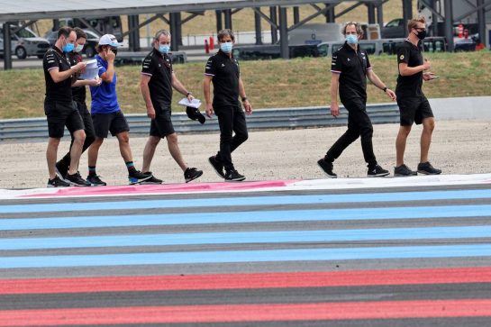 Fernando Alonso (ESP) Alpine F1 Team walks the circuit with the team.
17.06.2021. Formula 1 World Championship, Rd 7, French Grand Prix, Paul Ricard, France, Preparation Day.
- www.xpbimages.com, EMail: requests@xpbimages.com © Copyright: Batchelor / XPB Images