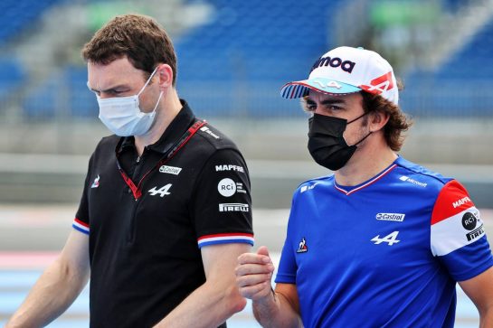 Fernando Alonso (ESP) Alpine F1 Team walks the circuit with the team.
17.06.2021. Formula 1 World Championship, Rd 7, French Grand Prix, Paul Ricard, France, Preparation Day.
- www.xpbimages.com, EMail: requests@xpbimages.com © Copyright: Batchelor / XPB Images