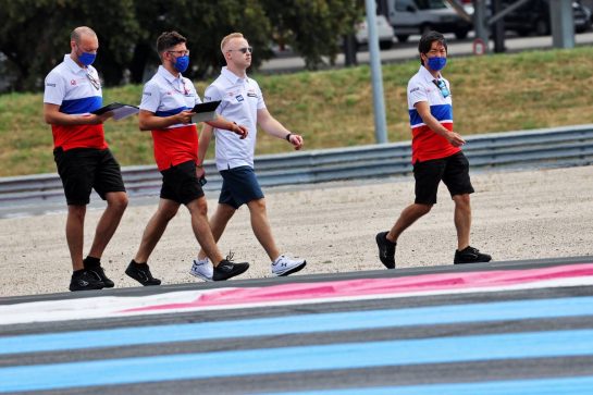 Nikita Mazepin (RUS) Haas F1 Team walks the circuit with the team.
17.06.2021. Formula 1 World Championship, Rd 7, French Grand Prix, Paul Ricard, France, Preparation Day.
- www.xpbimages.com, EMail: requests@xpbimages.com © Copyright: Batchelor / XPB Images