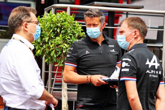 Marcin Budkowski (POL) Alpine F1 Team Executive Director (Centre) with Nicholas Tombazis (GRE) FIA Head of Single-Seater Technical Matters (Left) and Alan Permane (GBR) Alpine F1 Team Trackside Operations Director (Right).
17.06.2021. Formula 1 World Championship, Rd 7, French Grand Prix, Paul Ricard, France, Preparation Day.
- www.xpbimages.com, EMail: requests@xpbimages.com © Copyright: Moy / XPB Images