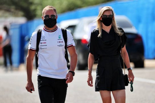 Valtteri Bottas (FIN) Mercedes AMG F1 with his girlfriend Tiffany Cromwell (AUS) Professional Cyclist.
18.06.2021. Formula 1 World Championship, Rd 7, French Grand Prix, Paul Ricard, France, Practice Day.
- www.xpbimages.com, EMail: requests@xpbimages.com © Copyright: Batchelor / XPB Images