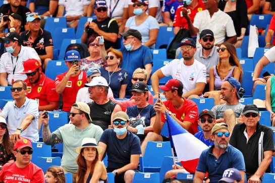 Circuit atmosphere - fans in the grandstand.
19.06.2021. Formula 1 World Championship, Rd 7, French Grand Prix, Paul Ricard, France, Qualifying Day.
- www.xpbimages.com, EMail: requests@xpbimages.com © Copyright: Moy / XPB Images