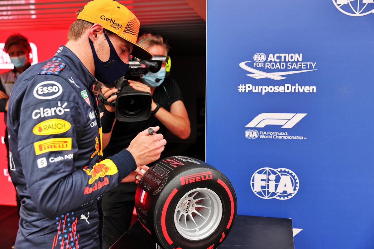 Max Verstappen (NLD) Red Bull Racing celebrates with the Pirelli Pole Position Award in qualifying parc ferme. 19.06.2021. Formula 1 World Championship, Rd 7, French Grand Prix, Paul Ricard