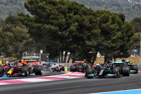 (L to R): Max Verstappen (NLD) Red Bull Racing RB16B and Lewis Hamilton (GBR) Mercedes AMG F1 W12 at the start of the race.
20.06.2021. Formula 1 World Championship, Rd 7, French Grand Prix, Paul Ricard, France, Race Day.
- www.xpbimages.com, EMail: requests@xpbimages.com © Copyright: Batchelor / XPB Images