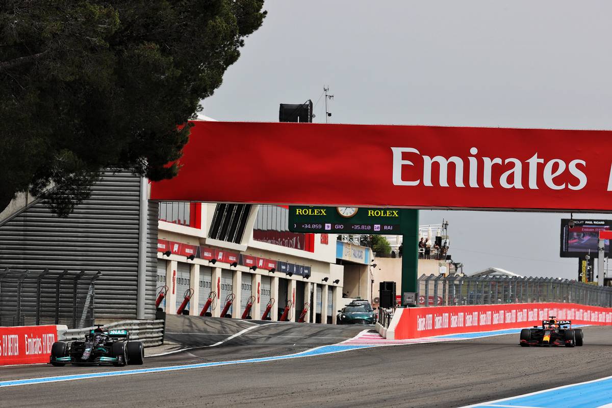 Lewis Hamilton (GBR) Mercedes AMG F1 W12 leaves the pits as Max Verstappen (NLD) Red Bull Racing RB16B passes to take the lead of the race. 20.06.2021. Formula 1 World Championship, Rd 7, French Grand Prix, Paul Ricard