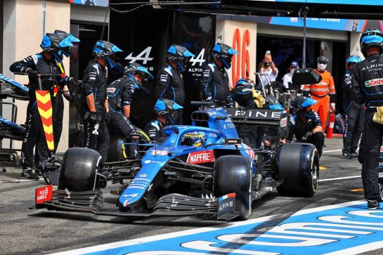 Fernando Alonso (ESP) Alpine F1 Team A521 makes a pit stop.
20.06.2021. Formula 1 World Championship, Rd 7, French Grand Prix, Paul Ricard, France, Race Day.
- www.xpbimages.com, EMail: requests@xpbimages.com © Copyright: Moy / XPB Images