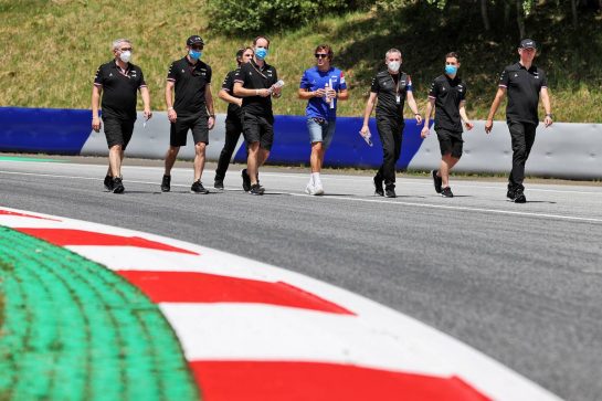 Fernando Alonso (ESP) Alpine F1 Team walks the circuit with the team.
24.06.2021. Formula 1 World Championship, Rd 8, Steiermark Grand Prix, Spielberg, Austria, Preparation Day.
- www.xpbimages.com, EMail: requests@xpbimages.com © Copyright: Moy / XPB Images