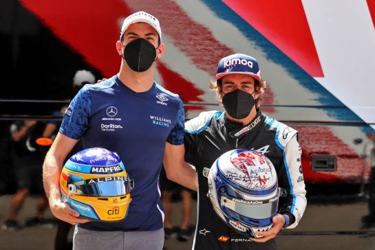 (L to R): Nicholas Latifi (CDN) Williams Racing with Fernando Alonso (ESP) Alpine F1 Team - helmet swap.
24.06.2021. Formula 1 World Championship, Rd 8, Steiermark Grand Prix, Spielberg, Austria, Preparation Day.
- www.xpbimages.com, EMail: requests@xpbimages.com © Copyright: Moy / XPB Images