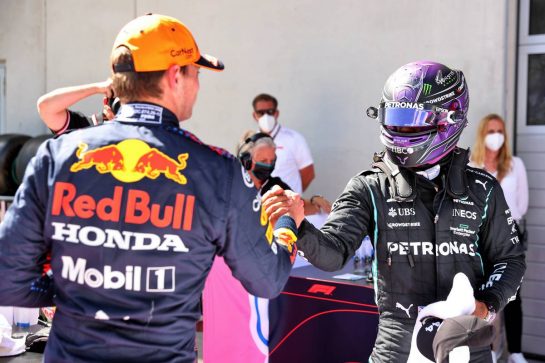 (L to R): Max Verstappen (NLD) Red Bull Racing celebrates his pole position in qualifying parc ferme with Lewis Hamilton (GBR) Mercedes AMG F1.
26.06.2021. Formula 1 World Championship, Rd 8, Steiermark Grand Prix, Spielberg, Austria, Qualifying Day.
- www.xpbimages.com, EMail: requests@xpbimages.com © Copyright: Batchelor / XPB Images