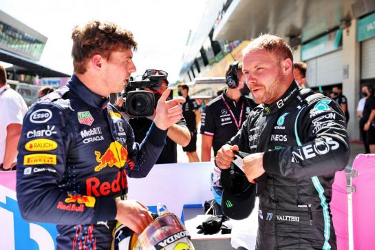 (L to R): Pole sitter Max Verstappen (NLD) Red Bull Racing with Valtteri Bottas (FIN) Mercedes AMG F1 in qualifying parc ferme.
26.06.2021. Formula 1 World Championship, Rd 8, Steiermark Grand Prix, Spielberg, Austria, Qualifying Day.
- www.xpbimages.com, EMail: requests@xpbimages.com © Copyright: Batchelor / XPB Images