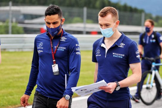 Roy Nissany (ISR) Williams Racing Development Driver walks the circuit with the team.
01.07.2021. Formula 1 World Championship, Rd 9, Austrian Grand Prix, Spielberg, Austria, Preparation Day.
- www.xpbimages.com, EMail: requests@xpbimages.com © Copyright: Batchelor / XPB Images