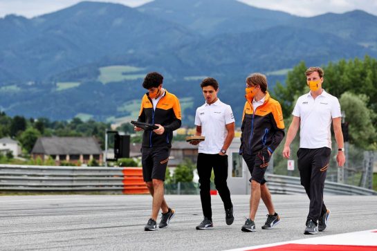 Lando Norris (GBR) McLaren walks the circuit with the team.
01.07.2021. Formula 1 World Championship, Rd 9, Austrian Grand Prix, Spielberg, Austria, Preparation Day.
- www.xpbimages.com, EMail: requests@xpbimages.com © Copyright: Batchelor / XPB Images