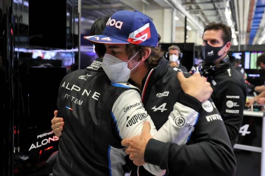 (L to R): Guanyu Zhou (CHN) Alpine F1 Team Test Driver with Fernando Alonso (ESP) Alpine F1 Team.
02.07.2021. Formula 1 World Championship, Rd 9, Austrian Grand Prix, Spielberg, Austria, Practice Day.
- www.xpbimages.com, EMail: requests@xpbimages.com © Copyright: Moy / XPB Images