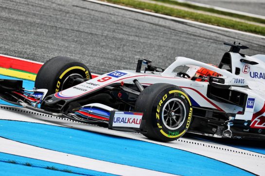 Nikita Mazepin (RUS) Haas F1 Team VF-21 runs wide.
02.07.2021. Formula 1 World Championship, Rd 9, Austrian Grand Prix, Spielberg, Austria, Practice Day.
- www.xpbimages.com, EMail: requests@xpbimages.com © Copyright: Batchelor / XPB Images