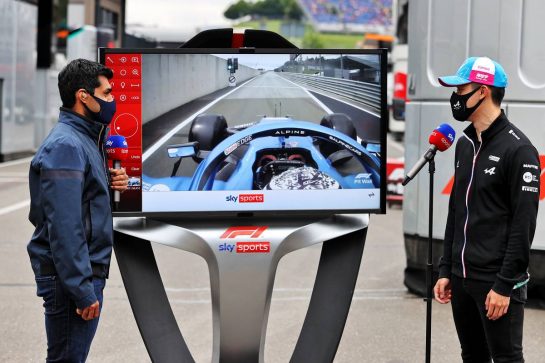 (L to R): Karun Chandhok (IND) Sky Sports F1 Presenter with Guanyu Zhou (CHN) Alpine F1 Team Test Driver.
02.07.2021. Formula 1 World Championship, Rd 9, Austrian Grand Prix, Spielberg, Austria, Practice Day.
- www.xpbimages.com, EMail: requests@xpbimages.com © Copyright: Moy / XPB Images