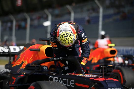 Pole sitter Max Verstappen (NLD) Red Bull Racing RB16B in qualifying parc ferme.
03.07.2021. Formula 1 World Championship, Rd 9, Austrian Grand Prix, Spielberg, Austria, Qualifying Day.
- www.xpbimages.com, EMail: requests@xpbimages.com © Copyright: FIA Pool Image for Editorial Use Only