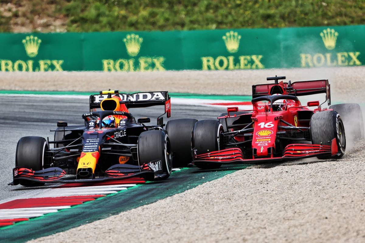 Sergio Perez (MEX) Red Bull Racing RB16B and Charles Leclerc (MON) Ferrari SF-21 battle for position. 04.07.2021. Formula 1 World Championship, Rd 9, Austrian Grand Prix, Spielberg