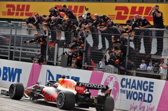 Race winner Max Verstappen (NLD) Red Bull Racing RB16B celebrates as he passes the team at the end of the race.
04.07.2021. Formula 1 World Championship, Rd 9, Austrian Grand Prix, Spielberg, Austria, Race Day.
- www.xpbimages.com, EMail: requests@xpbimages.com © Copyright: Batchelor / XPB Images