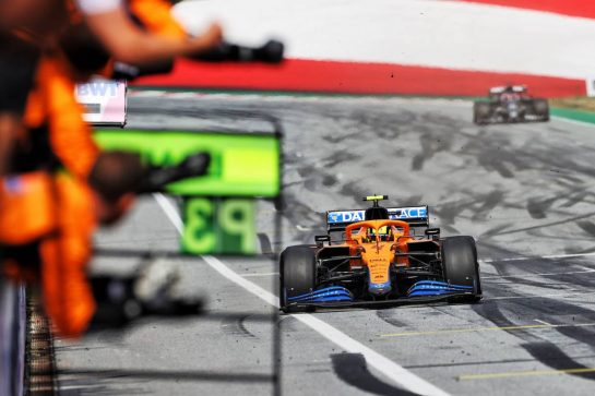 Third placed Lando Norris (GBR) McLaren MCL35M passes his team at the end of the race.
04.07.2021. Formula 1 World Championship, Rd 9, Austrian Grand Prix, Spielberg, Austria, Race Day.
- www.xpbimages.com, EMail: requests@xpbimages.com © Copyright: Moy / XPB Images