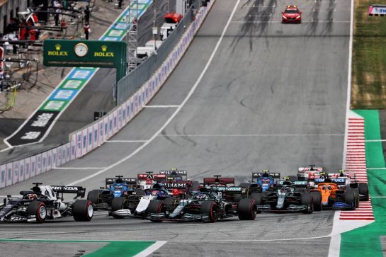 Lance Stroll (CDN) Aston Martin F1 Team AMR21 at the start of the race.
04.07.2021. Formula 1 World Championship, Rd 9, Austrian Grand Prix, Spielberg, Austria, Race Day.
- www.xpbimages.com, EMail: requests@xpbimages.com © Copyright: Batchelor / XPB Images
