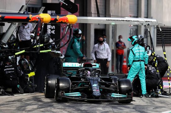 Lewis Hamilton (GBR) Mercedes AMG F1 W12 makes a pit stop.
04.07.2021. Formula 1 World Championship, Rd 9, Austrian Grand Prix, Spielberg, Austria, Race Day.
- www.xpbimages.com, EMail: requests@xpbimages.com © Copyright: Moy / XPB Images