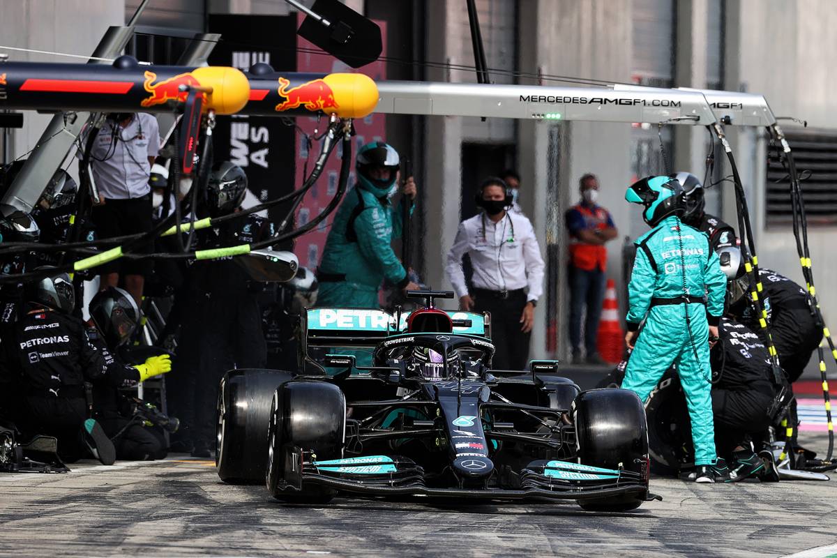 Lewis Hamilton (GBR) Mercedes AMG F1 W12 makes a pit stop. 04.07.2021. Formula 1 World Championship, Rd 9, Austrian Grand Prix, Spielberg