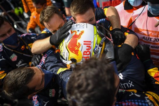 Race winner Max Verstappen (NLD) Red Bull Racing celebrates with the team in parc ferme.
04.07.2021. Formula 1 World Championship, Rd 9, Austrian Grand Prix, Spielberg, Austria, Race Day.
- www.xpbimages.com, EMail: requests@xpbimages.com © Copyright: FIA Pool Image for Editorial Use Only
