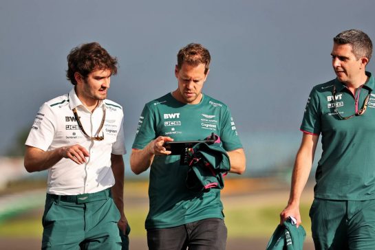 Sebastian Vettel (GER) Aston Martin F1 Team walks the circuit with the team.
15.07.2021. Formula 1 World Championship, Rd 10, British Grand Prix, Silverstone, England, Preparation Day.
- www.xpbimages.com, EMail: requests@xpbimages.com © Copyright: Batchelor / XPB Images