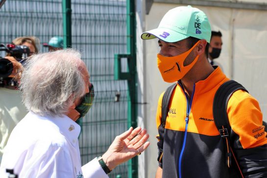 (L to R): Jackie Stewart (GBR) with Daniel Ricciardo (AUS) McLaren.
16.07.2021. Formula 1 World Championship, Rd 10, British Grand Prix, Silverstone, England, Practice Day.
- www.xpbimages.com, EMail: requests@xpbimages.com © Copyright: Davenport / XPB Images