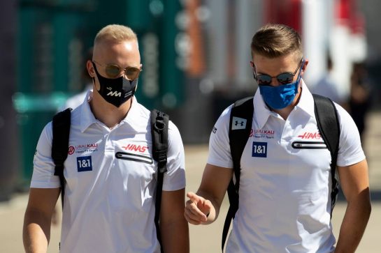 Nikita Mazepin (RUS) Haas F1 Team (Left).
17.07.2021. Formula 1 World Championship, Rd 10, British Grand Prix, Silverstone, England, Qualifying Day.
- www.xpbimages.com, EMail: requests@xpbimages.com © Copyright: Staley / XPB Images