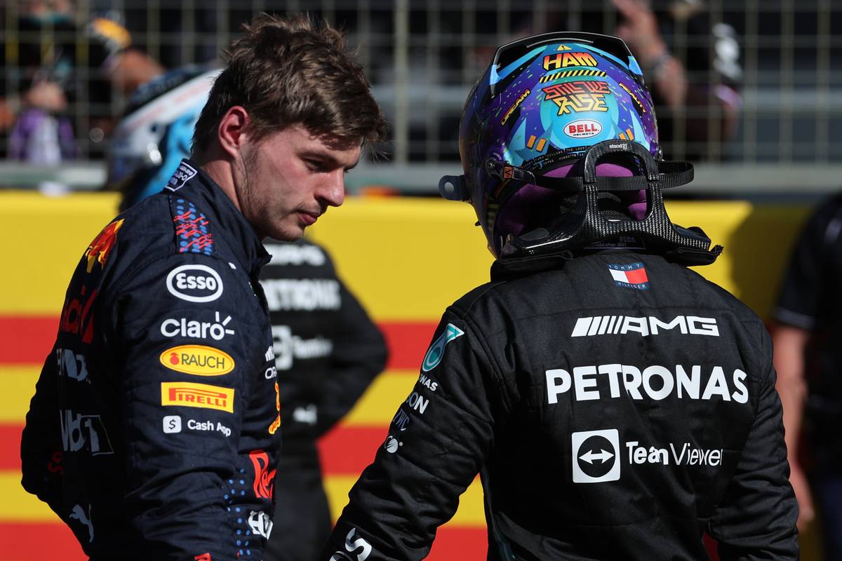 Max Verstappen (NLD) Red Bull Racing wins the sprint race and claims pole position with Lewis Hamilton (GBR) Mercedes AMG F1. 17.07.2021. Formula 1 World Championship, Rd 10, British Grand Prix, Silverstone