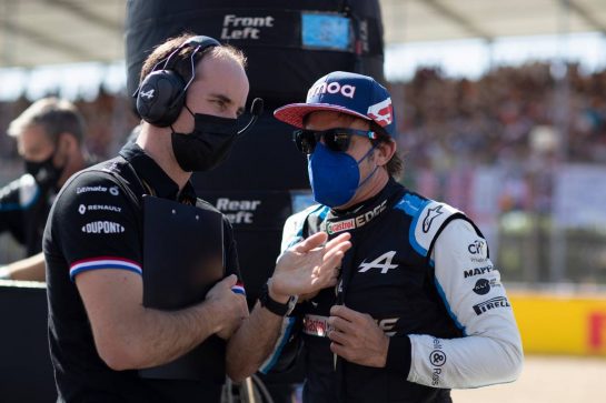 Fernando Alonso (ESP) Alpine F1 Team on the grid with Karel Loos (BEL) Alpine F1 Team Race Engineer.
17.07.2021. Formula 1 World Championship, Rd 10, British Grand Prix, Silverstone, England, Qualifying Day.
- www.xpbimages.com, EMail: requests@xpbimages.com © Copyright: Staley / XPB Images