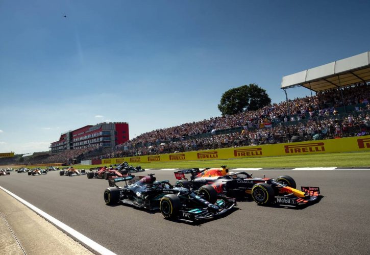 Max Verstappen (NLD) Red Bull Racing RB16B and Lewis Hamilton (GBR) Mercedes AMG F1 W12 battle for the lead at the start of the race. 18.07.2021. Formula 1 World Championship, Rd 10, British Grand Prix, Silverstone